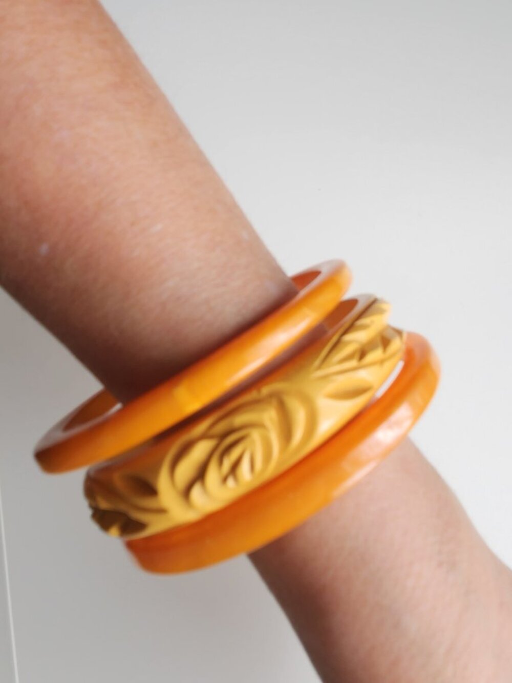 1930-50-S VINTAGE MARBLED ORRANGE AND CURVED BUTTERSCOTCH BAKELITE BUNGLE BRACEL